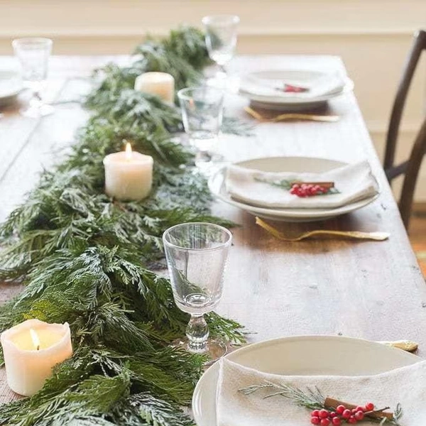 Золотий акцент свята Вишукане сервірування столу 2026: ідея новорічної палітри з золотими деталями.