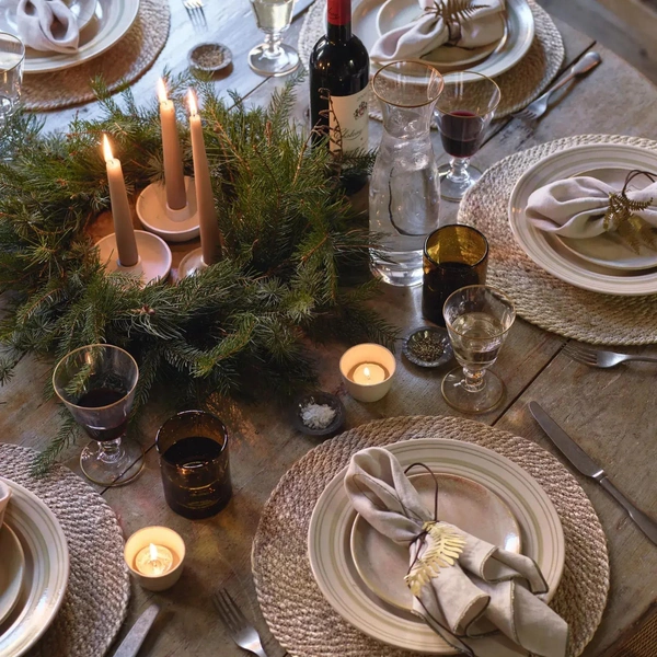 Центральний елемент свята Центральна композиція на новорічному столі 2026, що створює затишок.