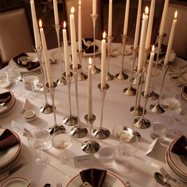 Затишок свята Затишне сервірування новорічного столу 2026 з елементами червоного та зеленого.