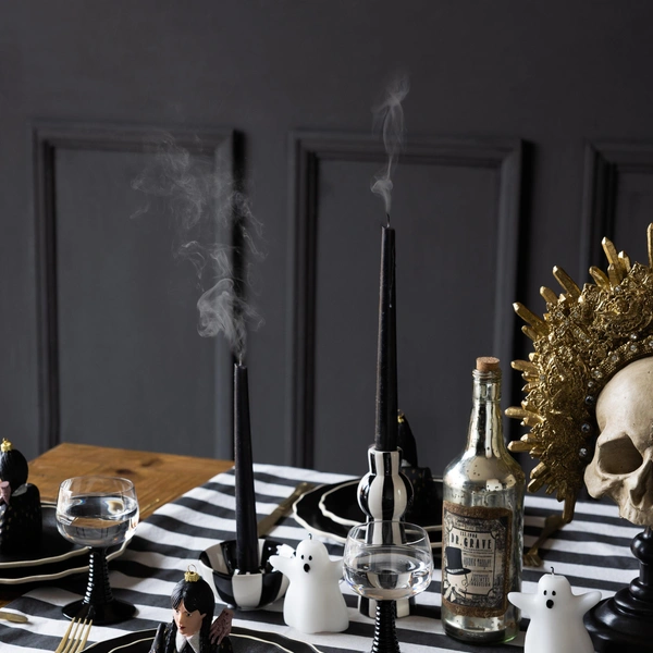 Святкова сервіровка столу Елегантне сервірування новорічного столу 2026 з червоно-зелено-золотими акцентами.