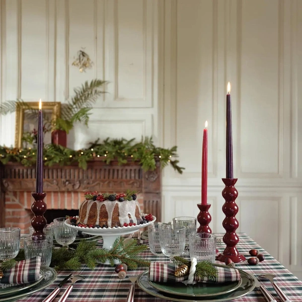 Ідеальна новорічна палітра Вишукана сервіровка столу 2026: поєднання червоного, зеленого та золотого для ідеальної новорічної атмосфери.