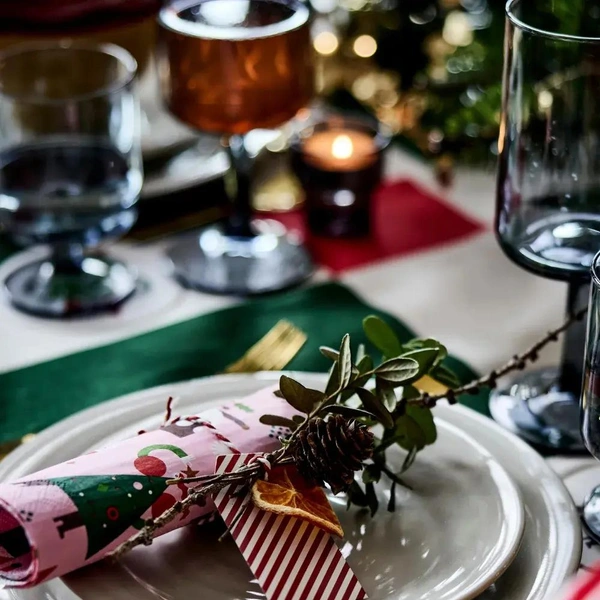 Золотий блиск свята Золоті елементи додають блиску святковому сервіруванню новорічного столу 2026.