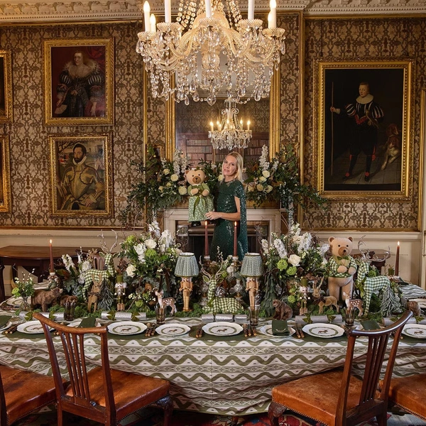 Урочисте золоте оздоблення Святкове оформлення новорічного столу 2026: золоті прикраси та елементи посуду створюють урочистий настрій.