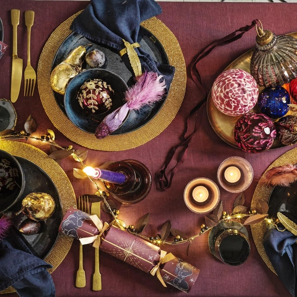 Святкова сервіровка столу Елегантне сервірування новорічного столу 2026 з червоно-зелено-золотими акцентами.