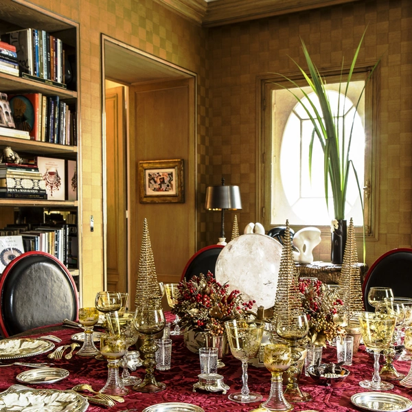 Магія святкового столу Загальний вигляд елегантно сервірованого новорічного столу 2026.