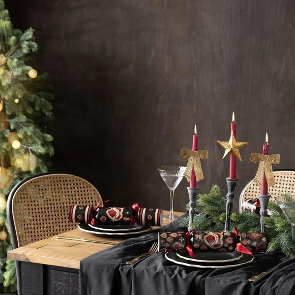 Новорічна магія столу Елегантне сервірування новорічного столу 2026 з червоним, зеленим та золотим декором.