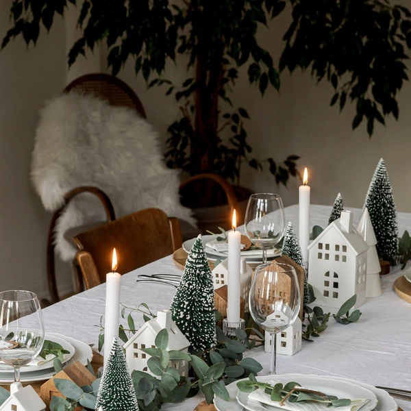 Новорічна атмосфера Розкішне сервірування новорічного столу 2026 з зеленою та золотою палітрою.