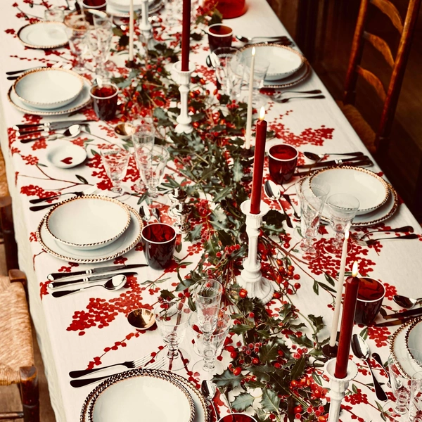 Природні прикраси Декоративні елементи новорічного столу 2026: шишки, золоті кульки та червоні стрічки.