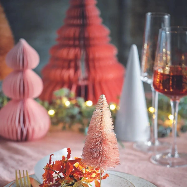 Срібна елегантність Сучасне сервірування новорічного столу 2026 з використанням срібних та білих акцентів.