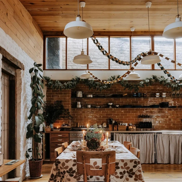 Святкова сервіровка столу Елегантне сервірування новорічного столу 2026 з червоно-зелено-золотими акцентами.