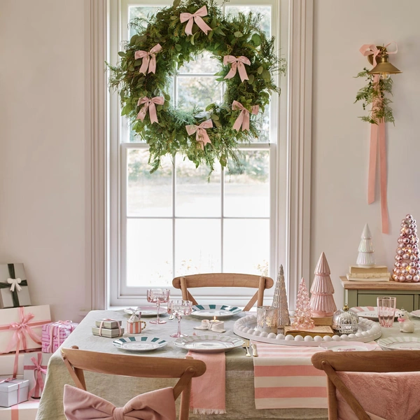 Чарівні новорічні кольори Святкове сервірування столу 2026: поєднання класичних новорічних кольорів для створення чарівної атмосфери.