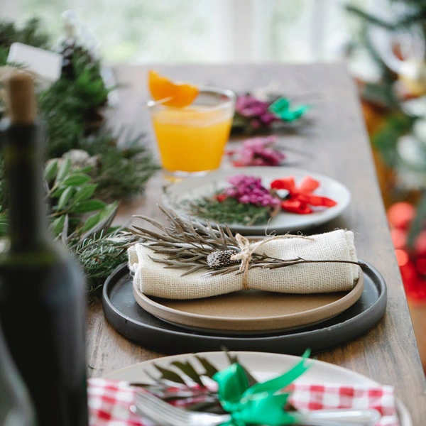 Сучасна елегантність Мінімалістичне сервірування новорічного столу 2026: прості форми та золоті акценти.