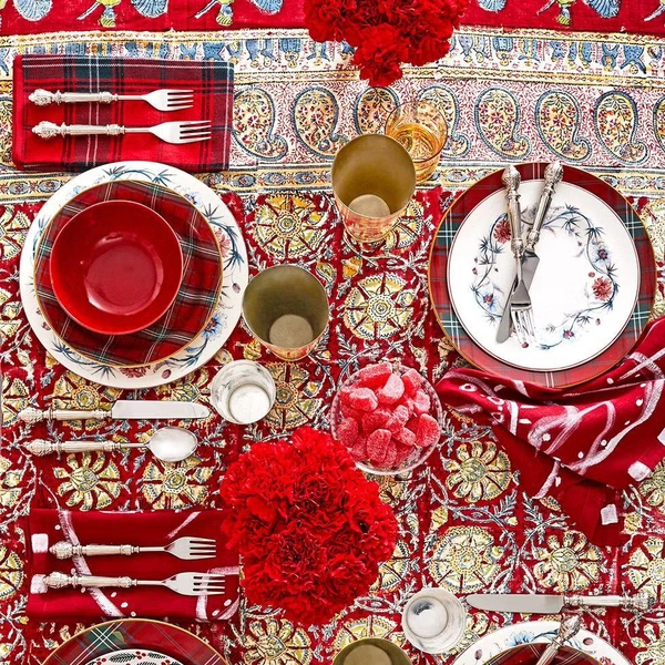 Святкова сервіровка столу Елегантне сервірування новорічного столу 2026 з червоно-зелено-золотими акцентами.