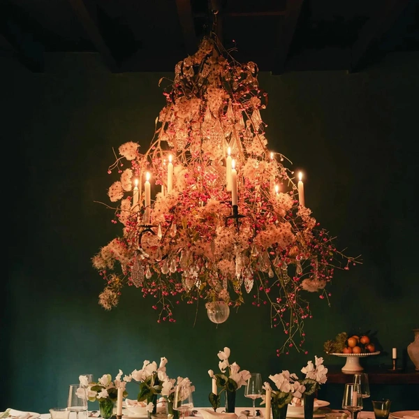 Мінімалістична елегантність Мінімалістичне сервірування новорічного столу 2026 з акцентами золота.