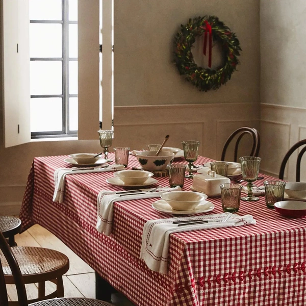 Золоті деталі святкового столу Прикрашання новорічного столу 2026: золоті елементи надають вишуканості святковому оформленню.