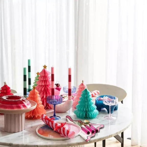 Затишок святкового вечора Ідеї святкового оформлення столу 2026: використання свічок та зелені.