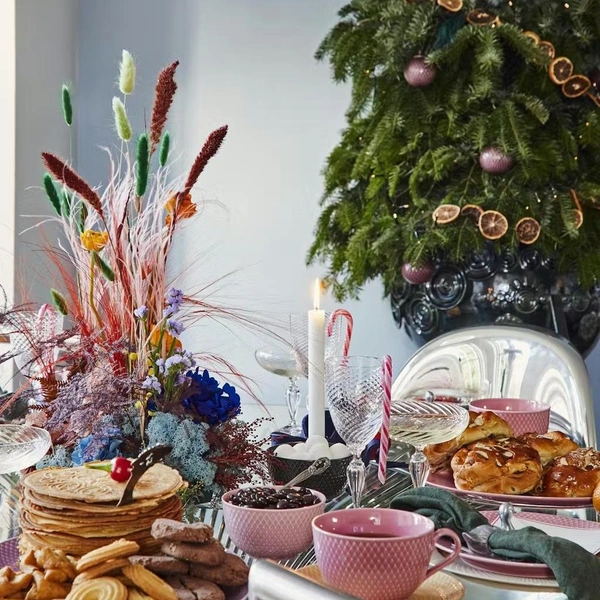 Елегантність у деталях Сервірування столу 2026: створюємо елегантну атмосферу за допомогою білого та золотого.