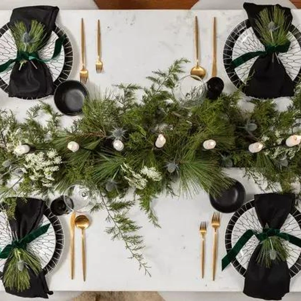 Розкіш золотих приборів Приклад сервірування новорічного столу 2026: золоті столові прибори як елемент розкоші.