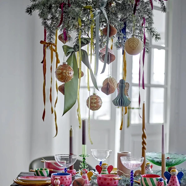 Розкішний декор Розкішний стіл: червоні квіти та золоті прикраси для новорічного сервірування 2026.