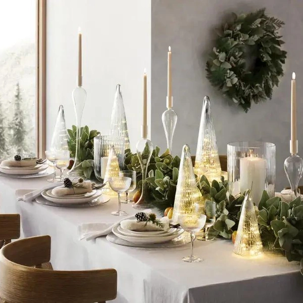 Новорічна елегантність Розкішне оформлення новорічного столу 2026 з акцентом на червоний, зелений та золотий кольори.