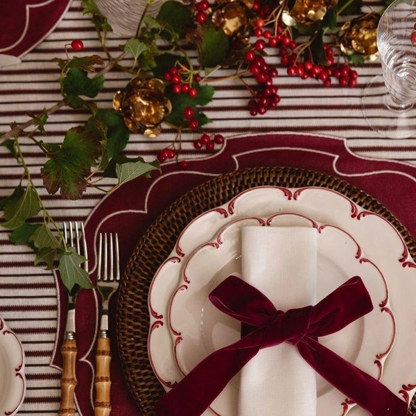 Серце свята Центральна композиція новорічного столу 2026: свічки, ялинкові іграшки та фрукти.