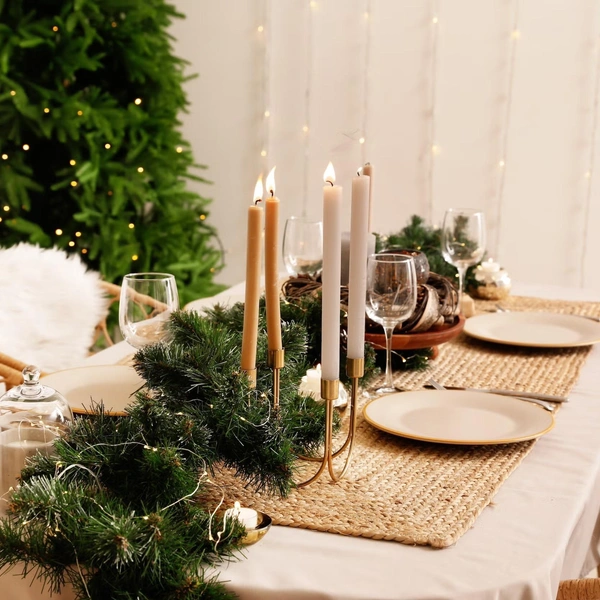 Магія Нового року Загальний вигляд сервірування новорічного столу 2026: елегантна атмосфера та святкова палітра.