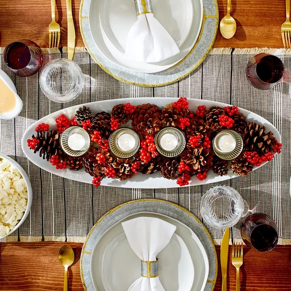 Червоно-золота палітра Ідеї святкового оформлення столу з червоними та золотими акцентами.