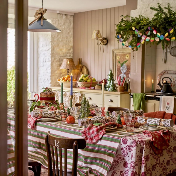 Стильне свято Стильне сервірування новорічного столу 2026 у класичних червоних, зелених та золотих тонах.