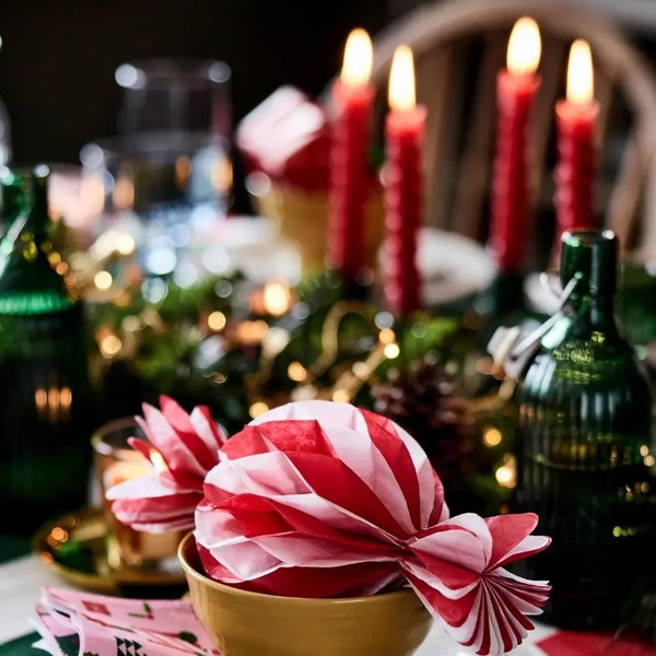 Світло свічок Святкові свічки як частина декору новорічного столу 2026.