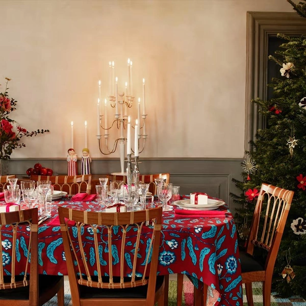 Фінальний штрих Завершальний штрих у сервіруванні новорічного столу 2026: червоний, зелений та золотий акценти.