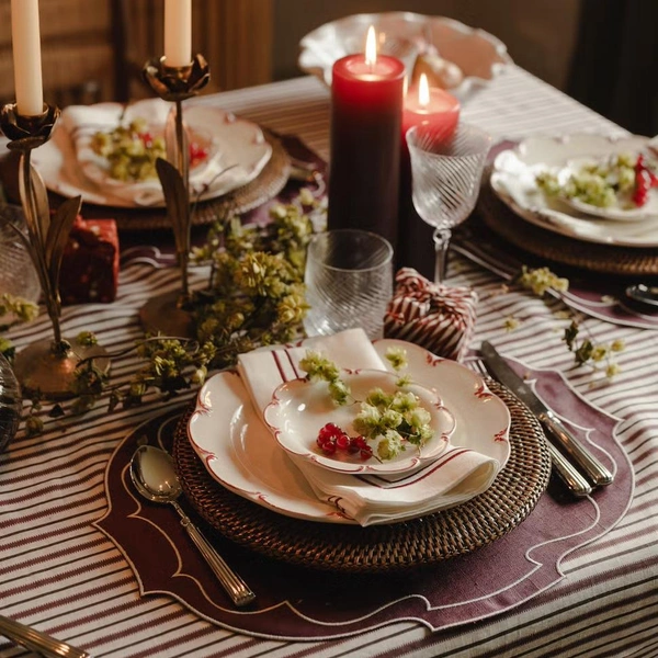 Золота елегантність столу Ефектне сервірування новорічного столу 2026 із золотими елементами