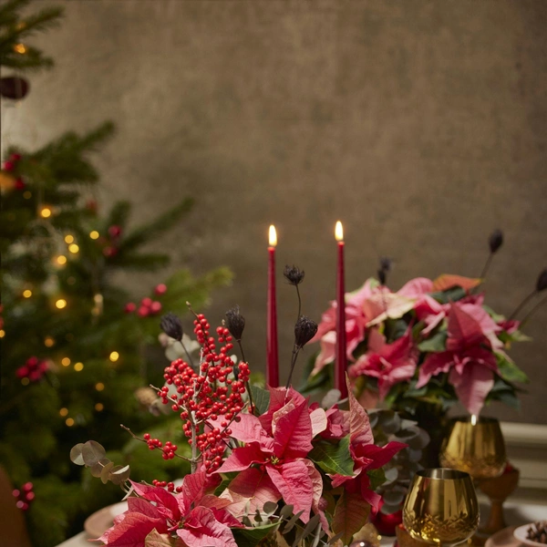 Чарівні деталі Крок 4: остаточні деталі декору для створення магії свята на новорічному столі 2026.