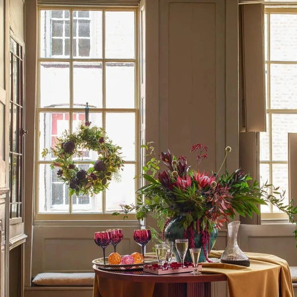 Традиційний Новий рік Традиційне сервірування новорічного столу 2026 у червоних, зелених та золотих відтінках.