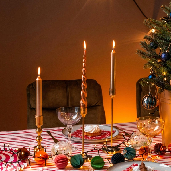 Сучасний стиль Сучасне сервірування новорічного столу 2026 з акцентами на червоний, зелений та золотий.