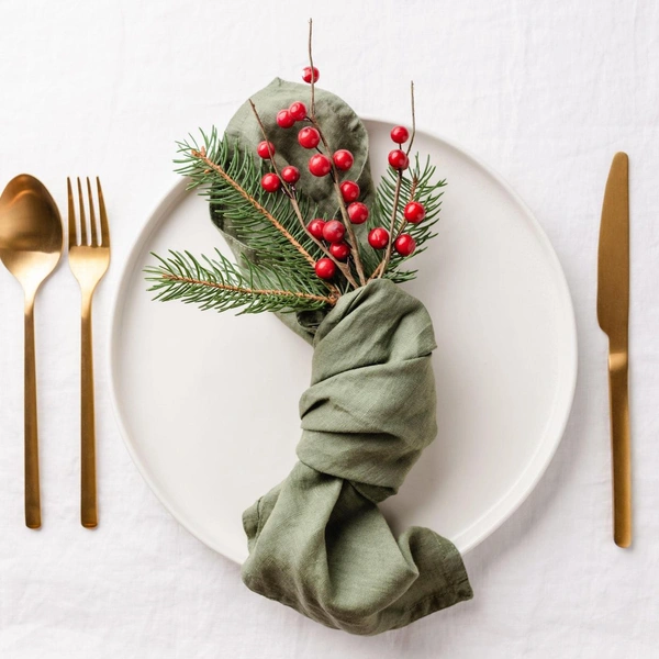 Червоно-зелений затишок Ідеї для новорічного сервірування столу 2026: поєднання червоного та зеленого кольорів.