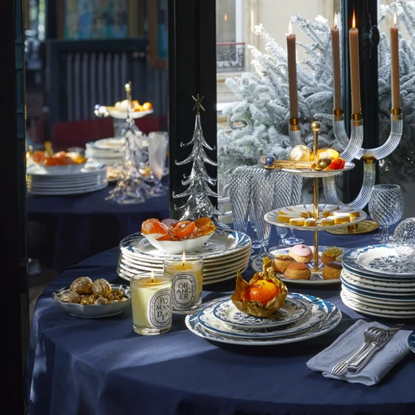 Ефектна сервіровка Ефектне сервірування новорічного столу 2026, що поєднує червоний, зелений та золотий кольори.