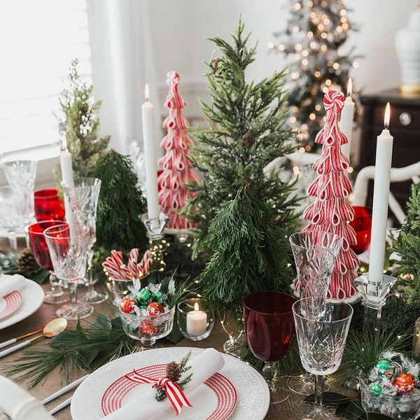 Традиційні кольори свята Приклад святкового оформлення столу 2026: поєднання червоного та зеленого кольорів.