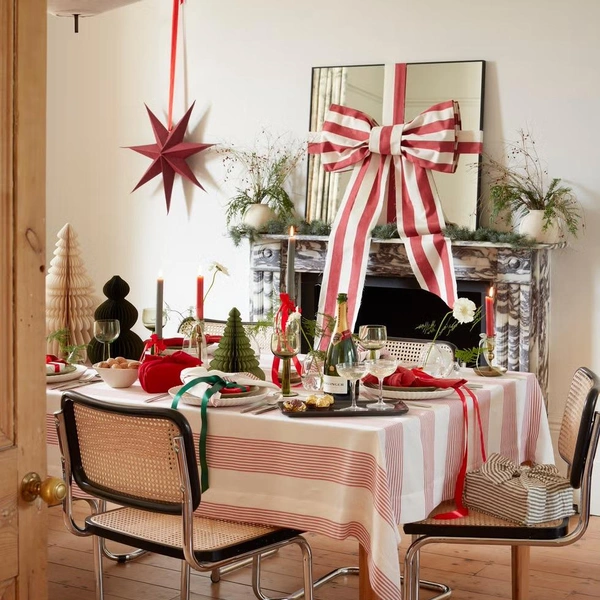 Святковий стіл 2026 Приклад святкового оформлення новорічного столу з акцентом на елегантну атмосферу.