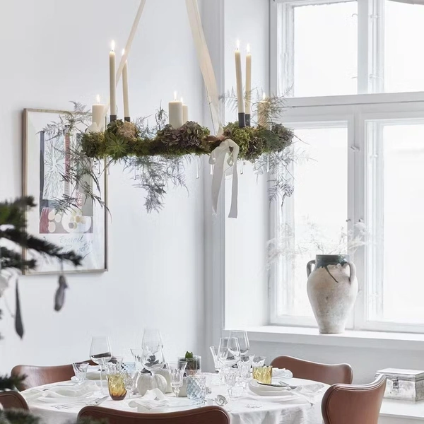 Святкова сервіровка столу Елегантне сервірування новорічного столу 2026 з червоно-зелено-золотими акцентами.