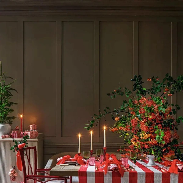 Вишукане свято Вишукане сервірування столу 2026 у червоно-зелено-золотій палітрі для створення елегантної атмосфери.