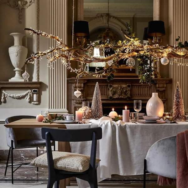 Святкова сервіровка столу Елегантне сервірування новорічного столу 2026 з червоно-зелено-золотими акцентами.