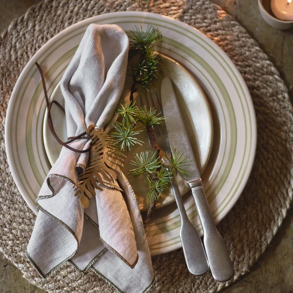 Деталі святкового столу Деталі сервірування: келихи та посуд для новорічного столу 2026.