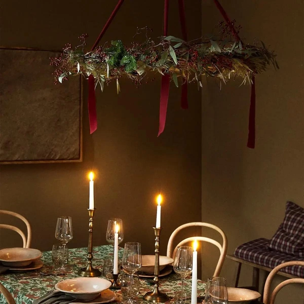 Святкова сервіровка столу Елегантне сервірування новорічного столу 2026 з червоно-зелено-золотими акцентами.