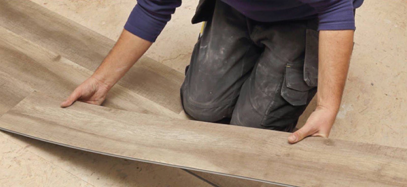 Підготовка до укладання Підготовка поверхні перед укладанням замкового кварцвінілу, імітація дерев'яної текстури.