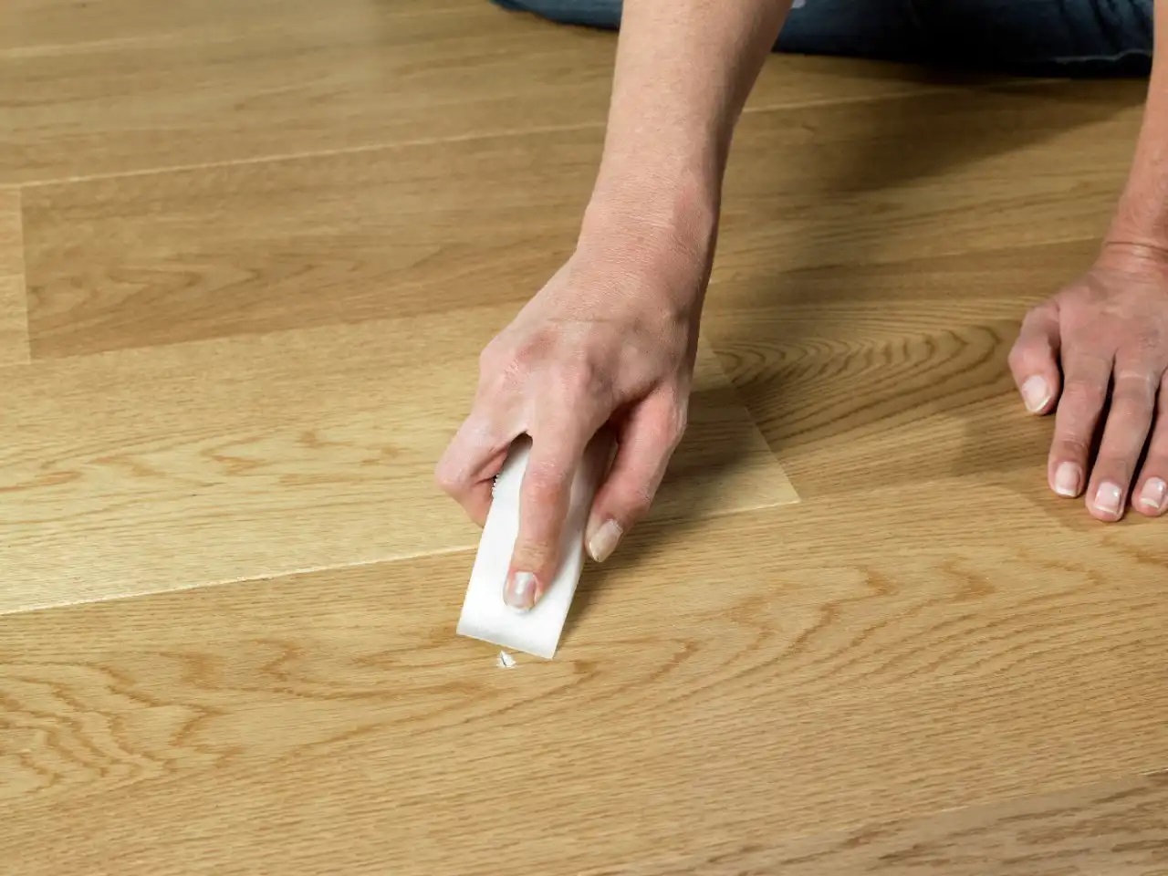 Кварцвініл: крок за кроком Процес укладання водостійкого замкового кварцвінілу на підлогу з підігрівом