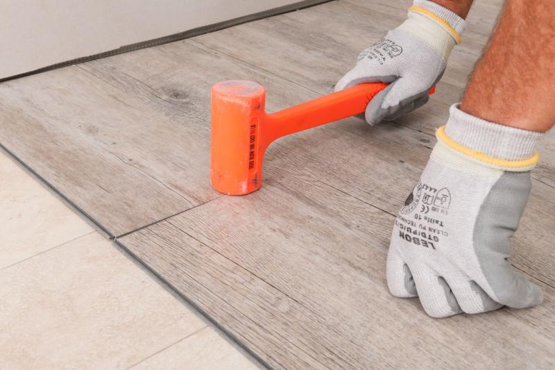 Імітація дерева Укладання замкового кварцвінілу з імітацією дерева: вид зверху