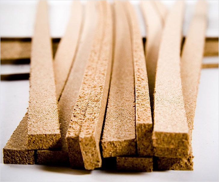 Замковий механізм З’єднання замкового механізму кварцвінілу під час укладання: крупний план