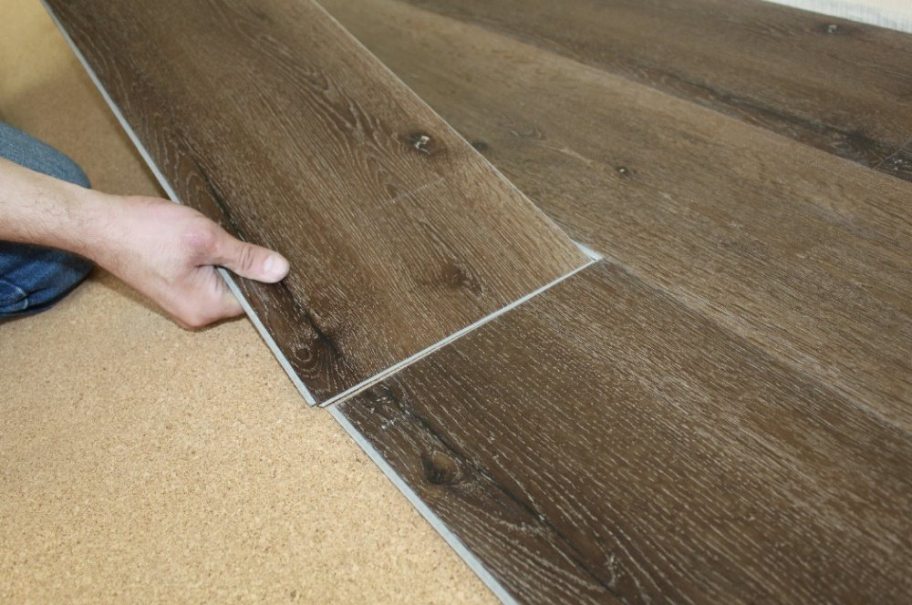 Замкове з'єднання кварцвінілу Укладання водостійкого кварцвінілу 2026 року: замкове з'єднання, імітація дерев'яної дошки.