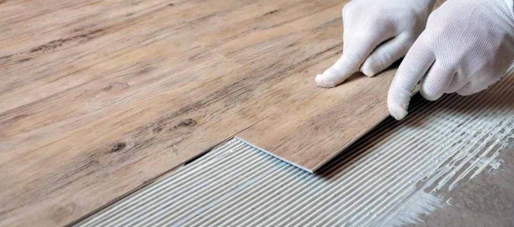 Кварцвініл імітація дерева Укладка кварцвінілу імітуючого дерево: поради від експерта з підлогових покриттів