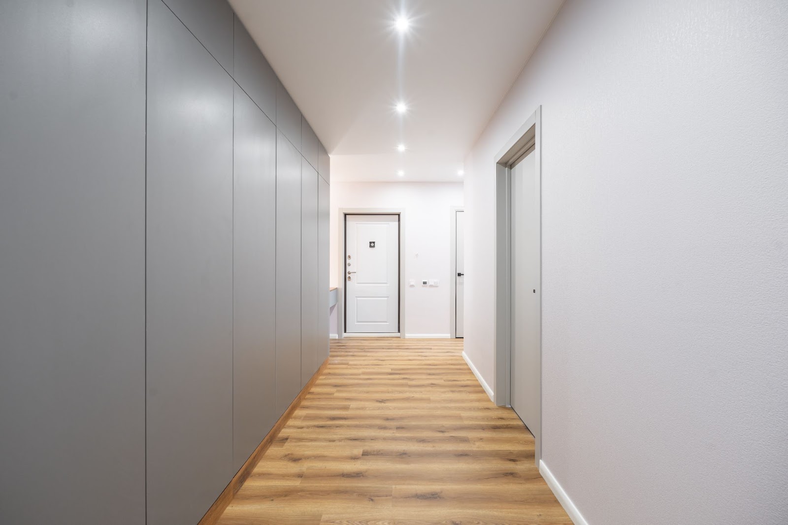 Підготовка поверхні Укладання замкового кварцвінілу на підготовлену поверхню з імітацією натурального дерева